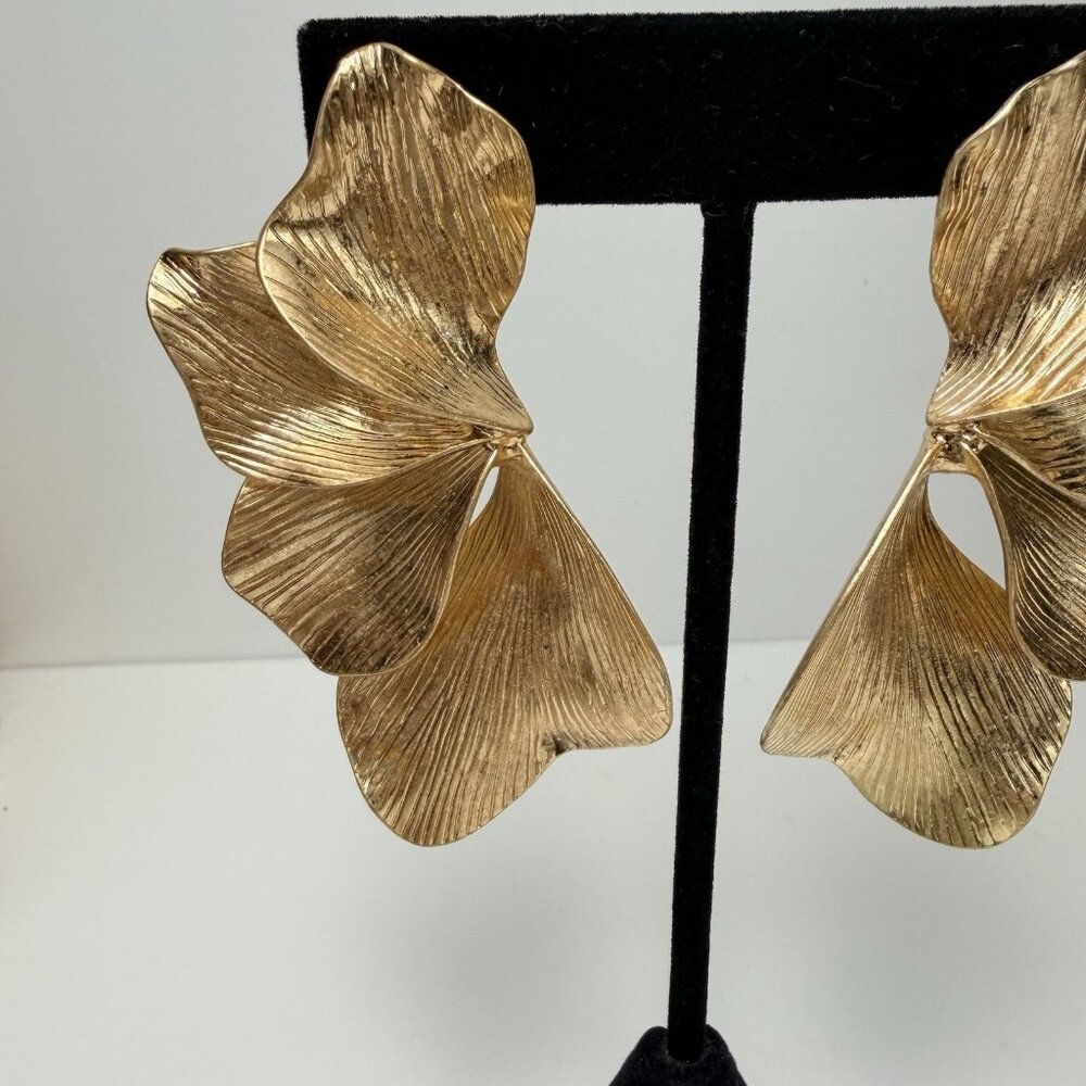 Stunning Zara Gold Leaf Statement Earrings Textured Botanical Design NWOT - Picture 2 of 6